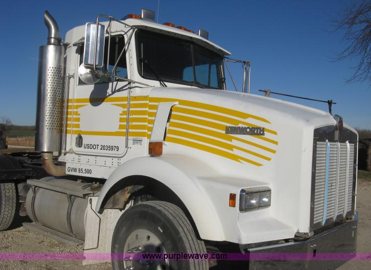 image for item J2978 1995 Kenworth T800 semi truck
