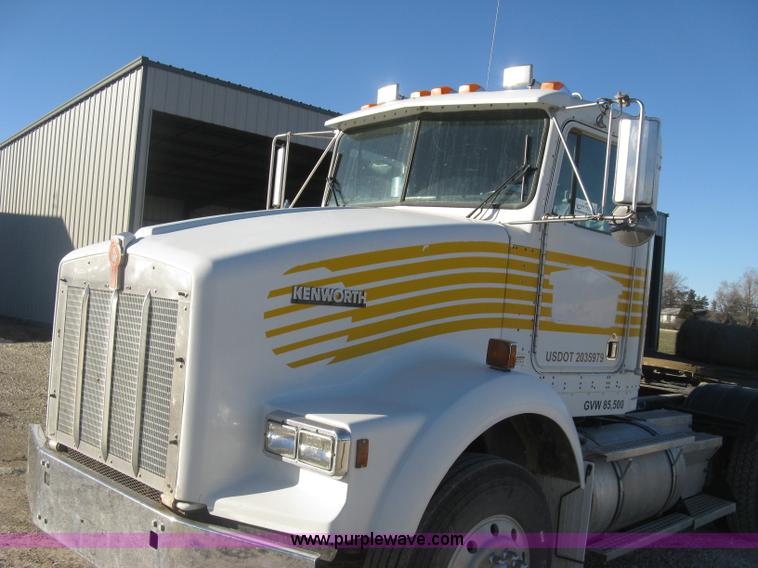 image for item J2978 1995 Kenworth T800 semi truck