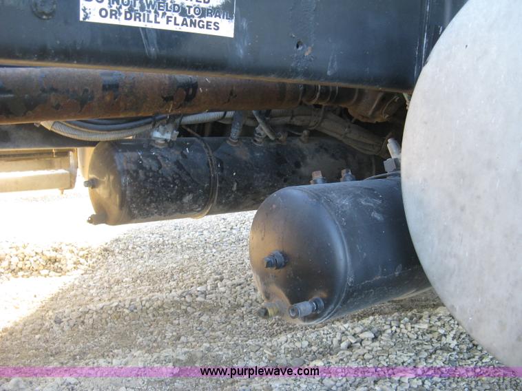 image for item J2978 1995 Kenworth T800 semi truck