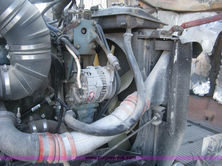 image for item J2978 1995 Kenworth T800 semi truck