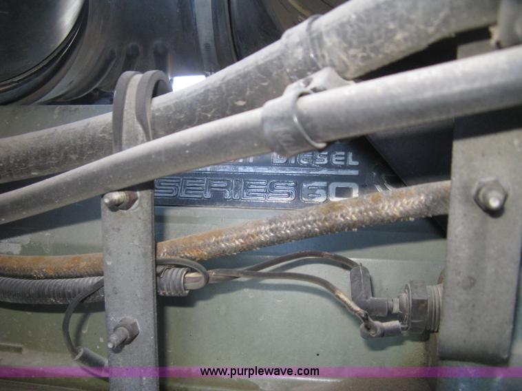 image for item J2978 1995 Kenworth T800 semi truck