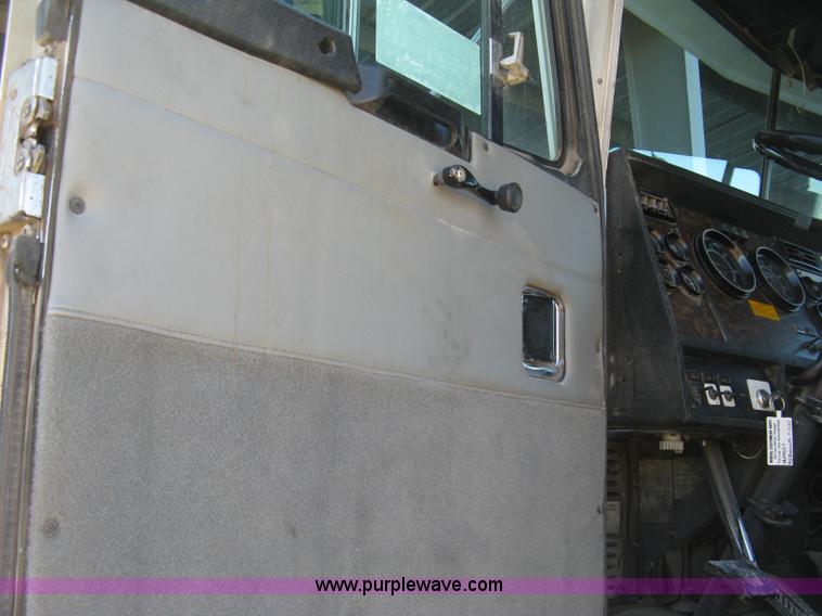 image for item J2978 1995 Kenworth T800 semi truck