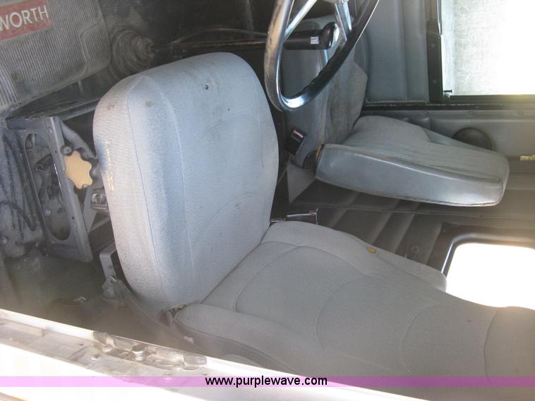 image for item J2978 1995 Kenworth T800 semi truck