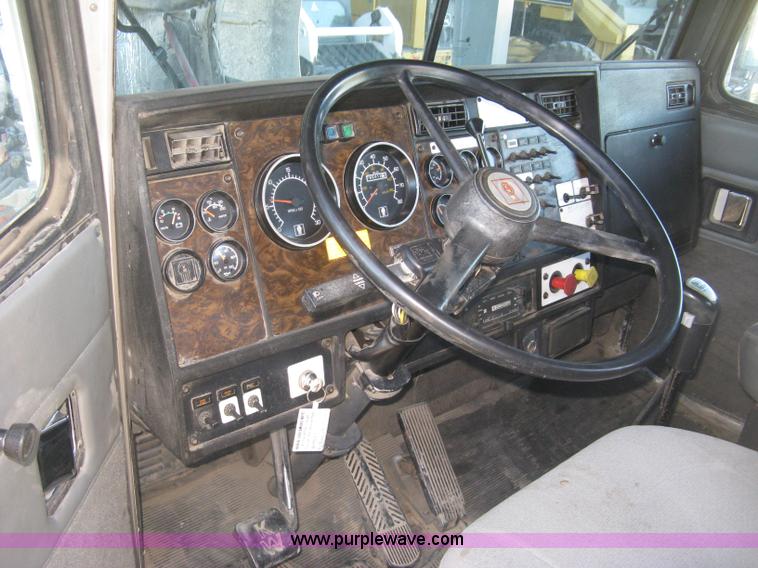 image for item J2978 1995 Kenworth T800 semi truck