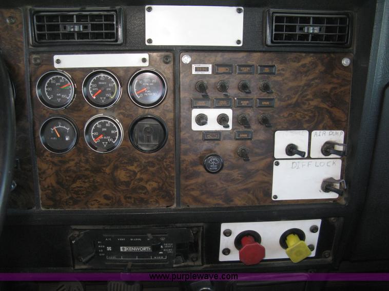 image for item J2978 1995 Kenworth T800 semi truck