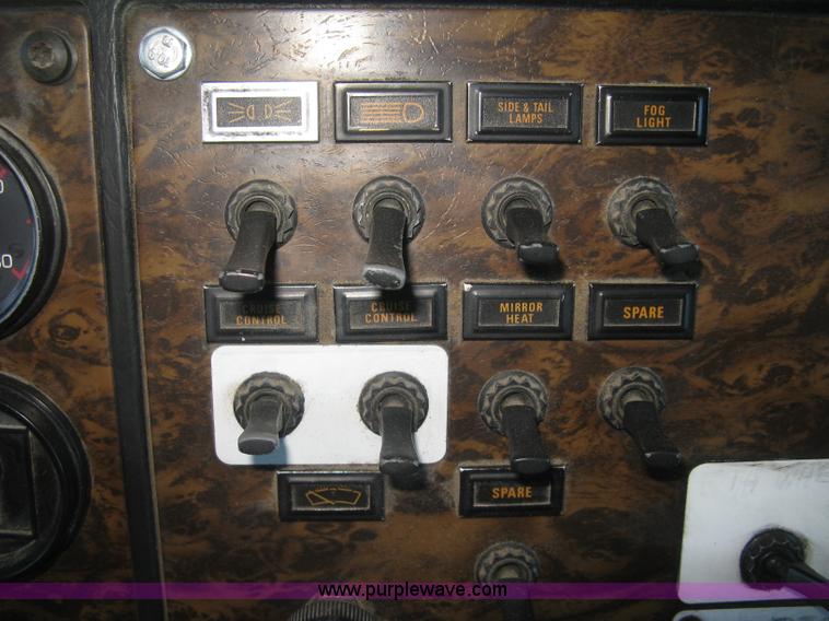 image for item J2978 1995 Kenworth T800 semi truck