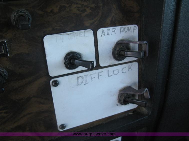 image for item J2978 1995 Kenworth T800 semi truck