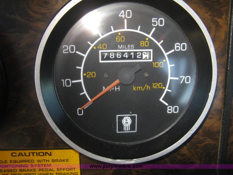 image for item J2978 1995 Kenworth T800 semi truck