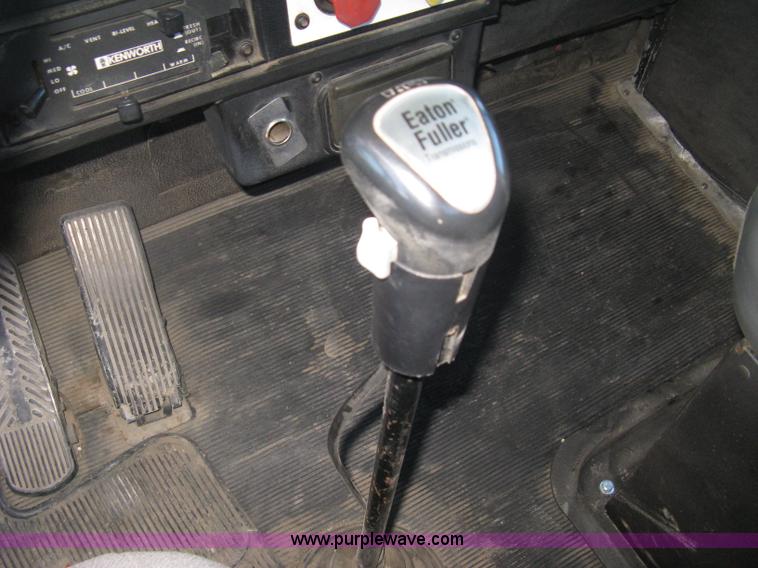 image for item J2978 1995 Kenworth T800 semi truck