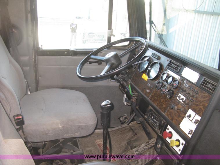 image for item J2978 1995 Kenworth T800 semi truck