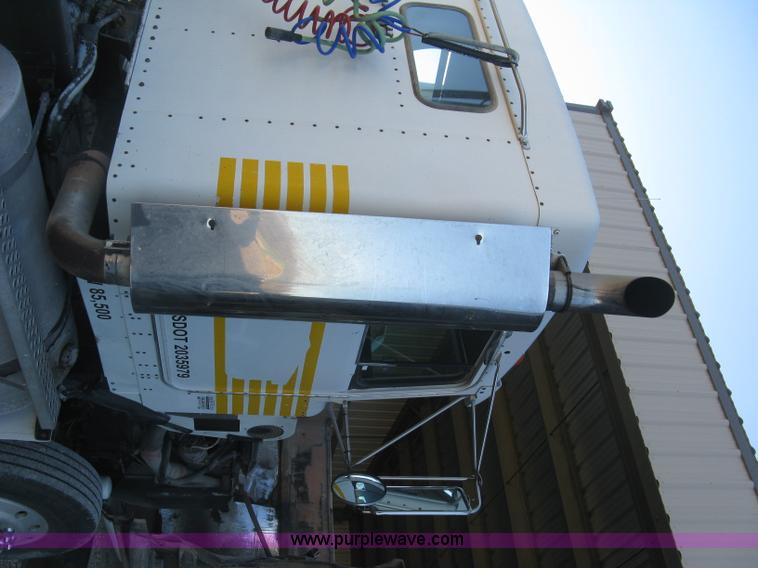 image for item J2978 1995 Kenworth T800 semi truck