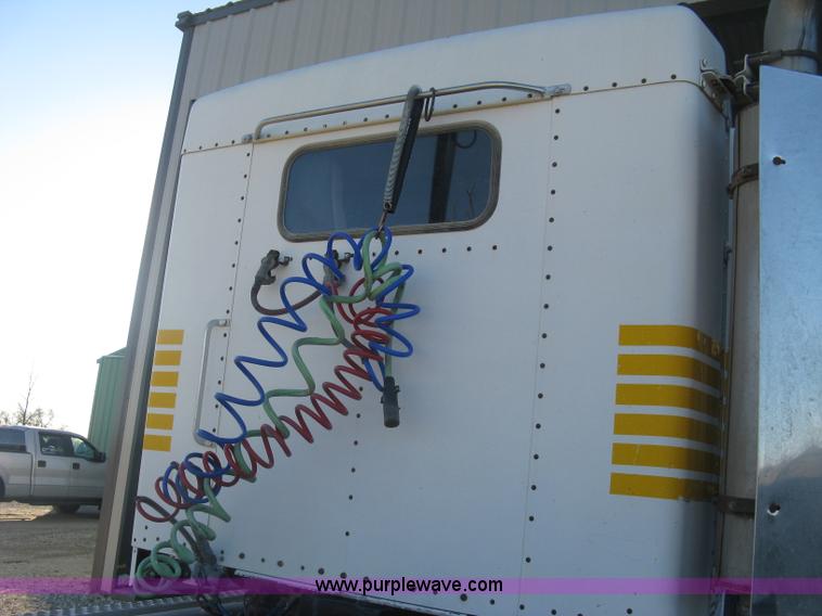 image for item J2978 1995 Kenworth T800 semi truck