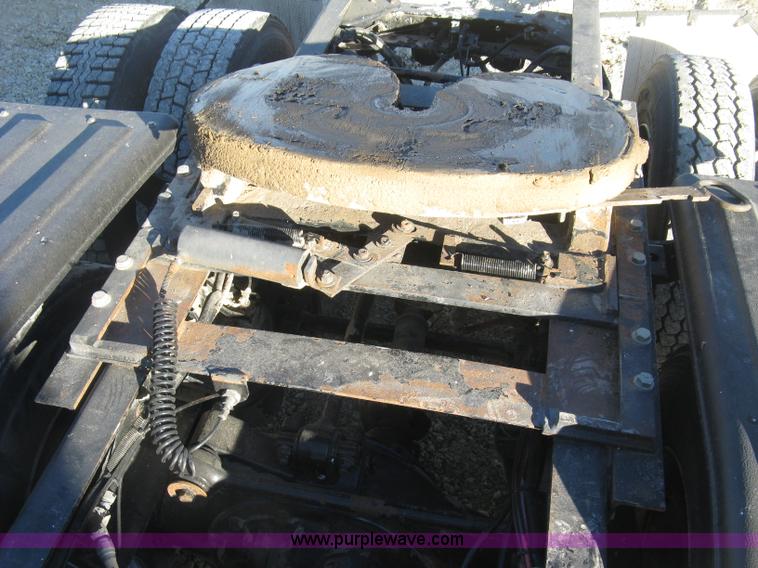 image for item J2978 1995 Kenworth T800 semi truck