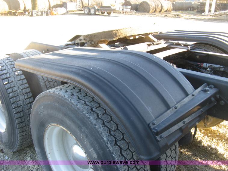 image for item J2978 1995 Kenworth T800 semi truck