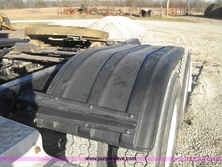 image for item J2978 1995 Kenworth T800 semi truck