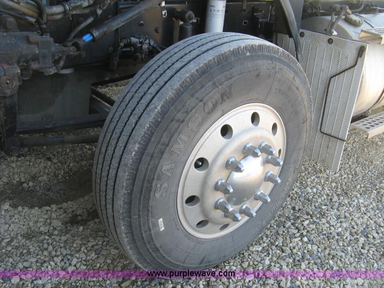 image for item J2978 1995 Kenworth T800 semi truck