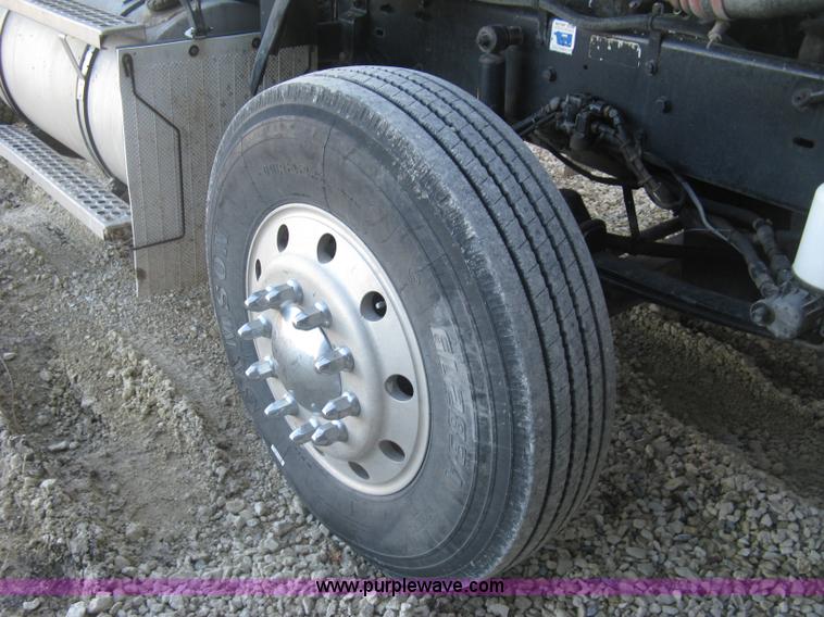 image for item J2978 1995 Kenworth T800 semi truck