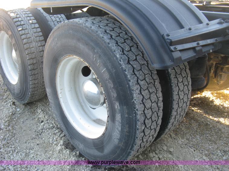 image for item J2978 1995 Kenworth T800 semi truck