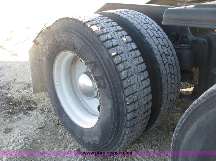 image for item J2978 1995 Kenworth T800 semi truck