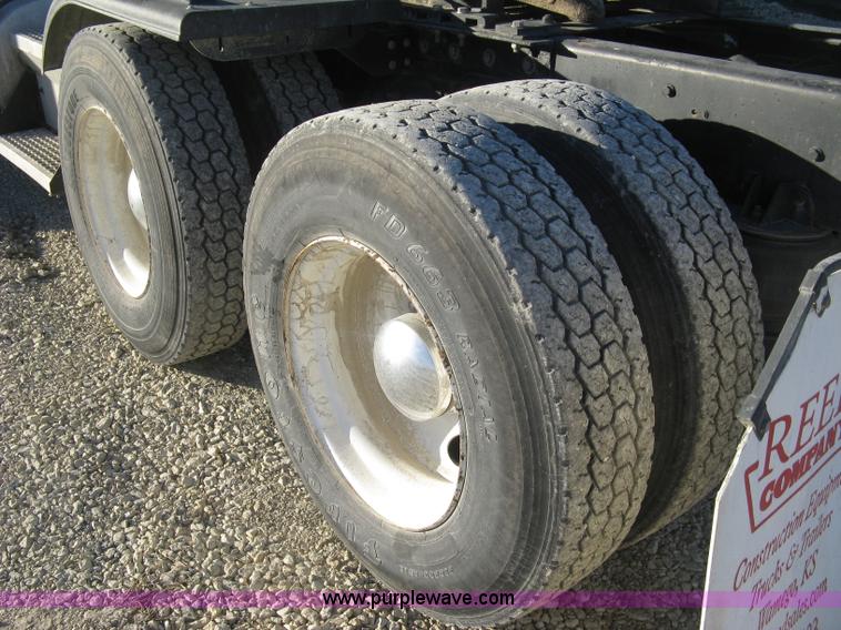 image for item J2978 1995 Kenworth T800 semi truck