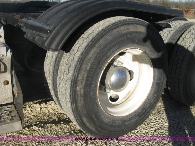 image for item J2978 1995 Kenworth T800 semi truck