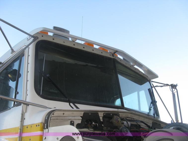 image for item J2978 1995 Kenworth T800 semi truck