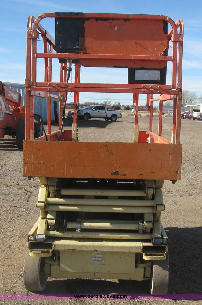 image for item J2979 JLG 2646-E2 scissor lift