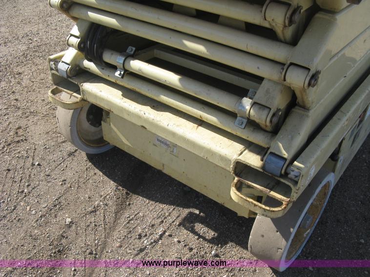 image for item J2979 JLG 2646-E2 scissor lift