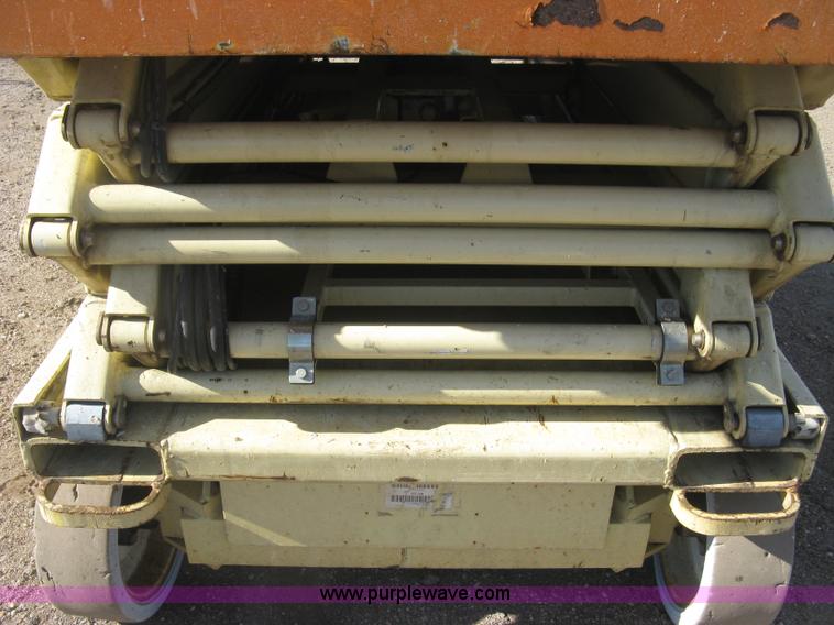 image for item J2979 JLG 2646-E2 scissor lift