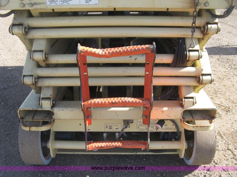 image for item J2979 JLG 2646-E2 scissor lift