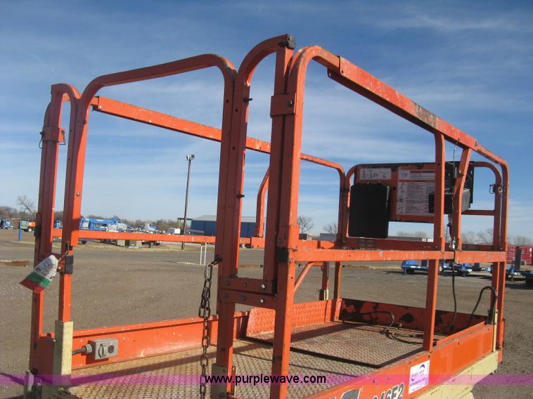 image for item J2979 JLG 2646-E2 scissor lift