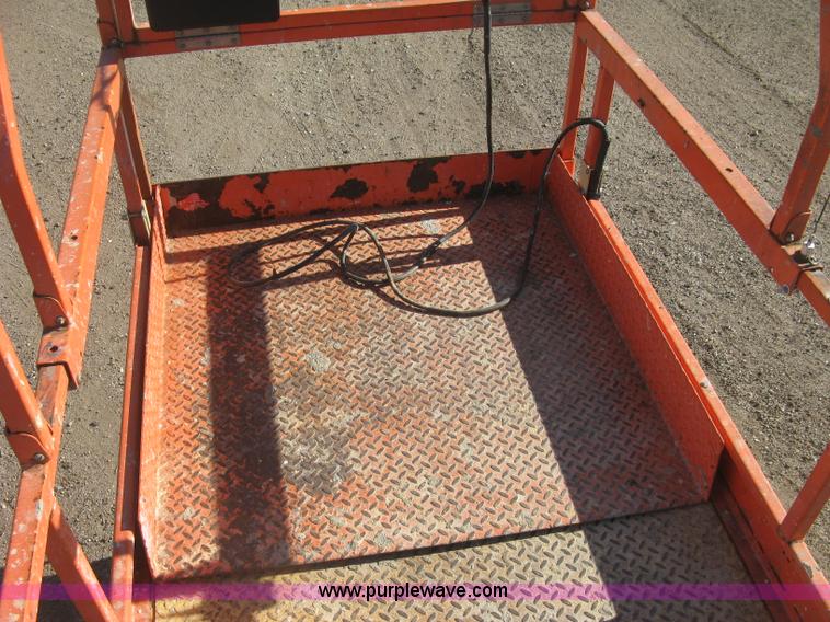 image for item J2979 JLG 2646-E2 scissor lift