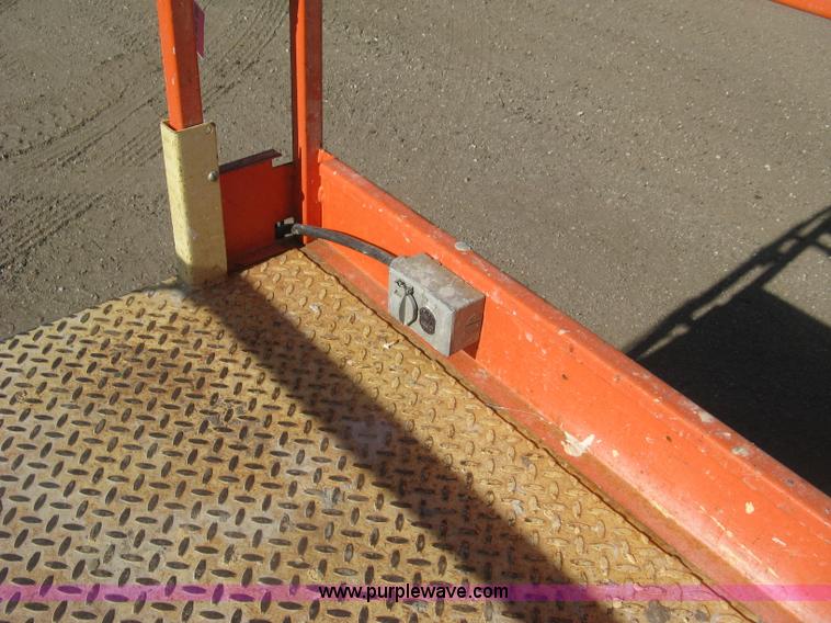 image for item J2979 JLG 2646-E2 scissor lift
