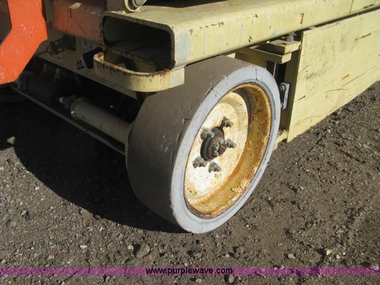 image for item J2979 JLG 2646-E2 scissor lift