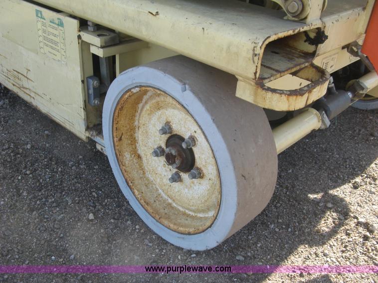 image for item J2979 JLG 2646-E2 scissor lift