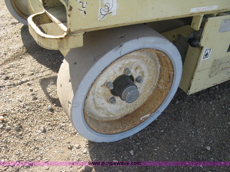 image for item J2979 JLG 2646-E2 scissor lift