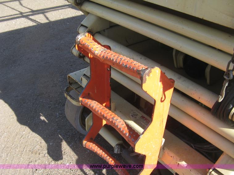 image for item J2979 JLG 2646-E2 scissor lift