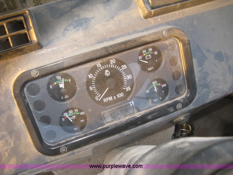 image for item J2981 2002 Al-jon 81K impact landfill compactor