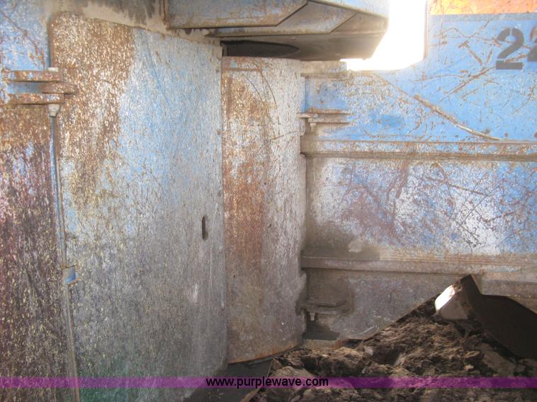 image for item J2981 2002 Al-jon 81K impact landfill compactor