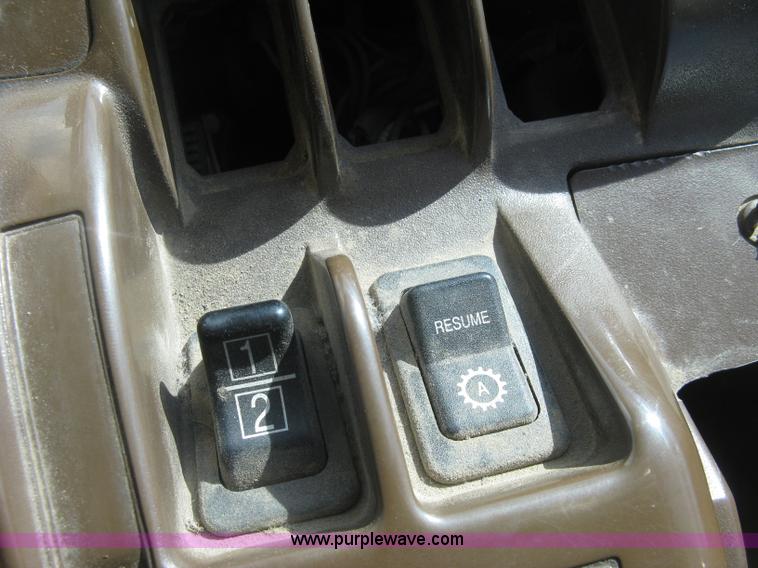 image for item J2984 2003 John Deere 9520 4WD tractor