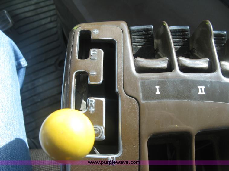 image for item J2984 2003 John Deere 9520 4WD tractor