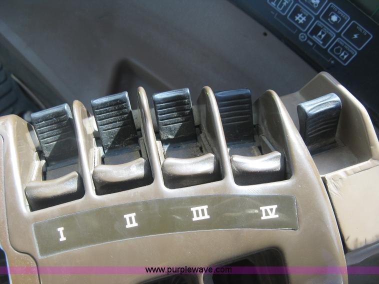 image for item J2984 2003 John Deere 9520 4WD tractor