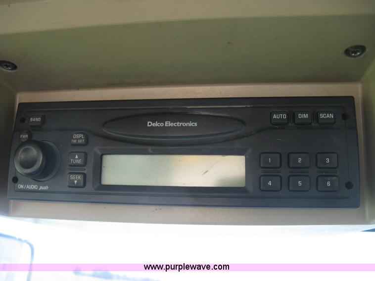 image for item J2984 2003 John Deere 9520 4WD tractor