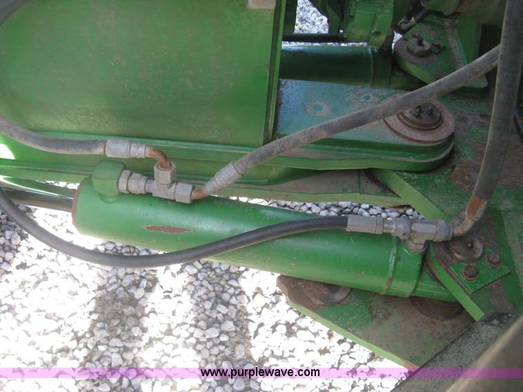 image for item J2984 2003 John Deere 9520 4WD tractor