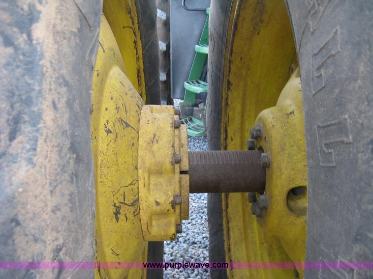 image for item J2984 2003 John Deere 9520 4WD tractor