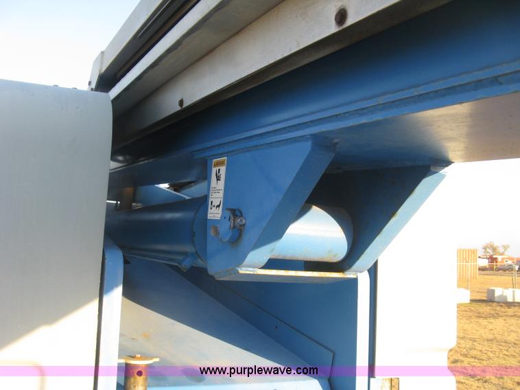 image for item J2988 2001 Genie S85 boom lift