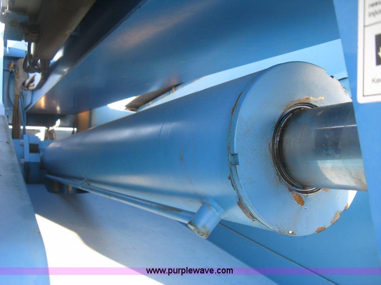 image for item J2988 2001 Genie S85 boom lift