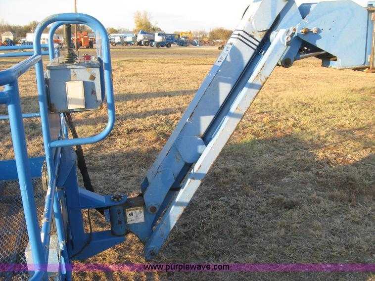 image for item J2988 2001 Genie S85 boom lift
