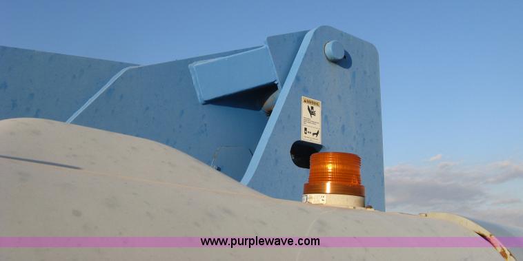 image for item J2988 2001 Genie S85 boom lift