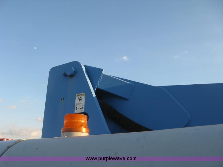 image for item J2988 2001 Genie S85 boom lift